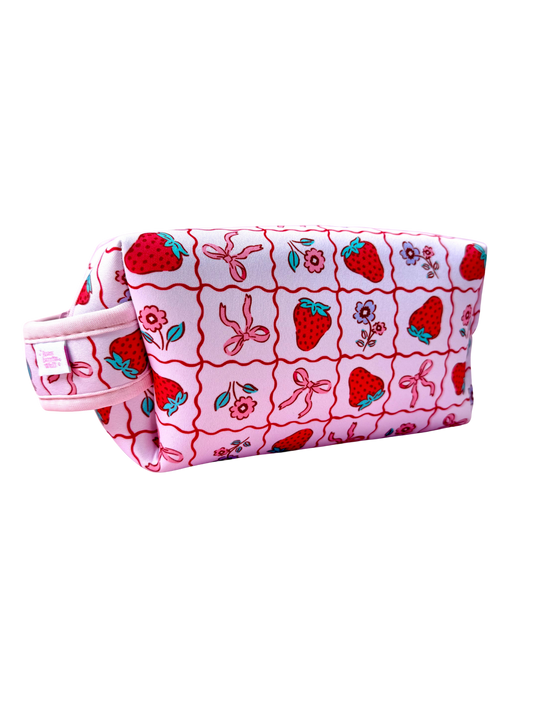Kosmetiktasche mit Trageschlaufe Erdbeere x OCEAN BERRY