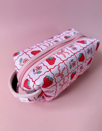 Kosmetiktasche mit Trageschlaufe Erdbeere x OCEAN BERRY
