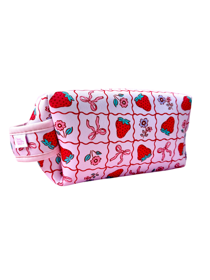 Kosmetiktasche mit Trageschlaufe Erdbeere x OCEAN BERRY