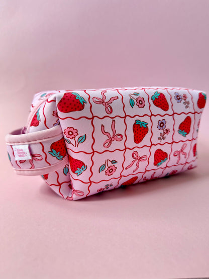 Kosmetiktasche mit Trageschlaufe Erdbeere x OCEAN BERRY