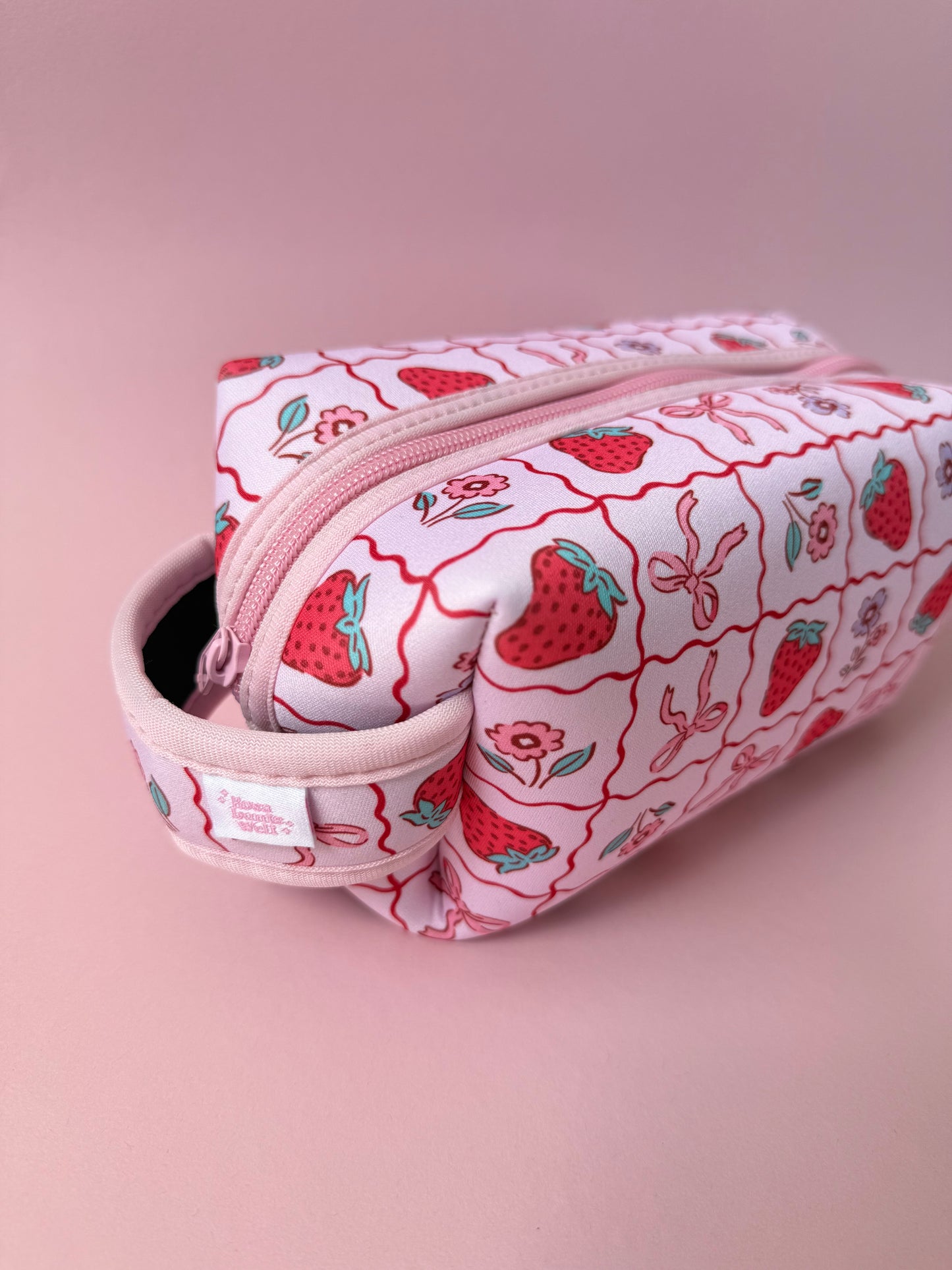 Kosmetiktasche mit Trageschlaufe Erdbeere x OCEAN BERRY