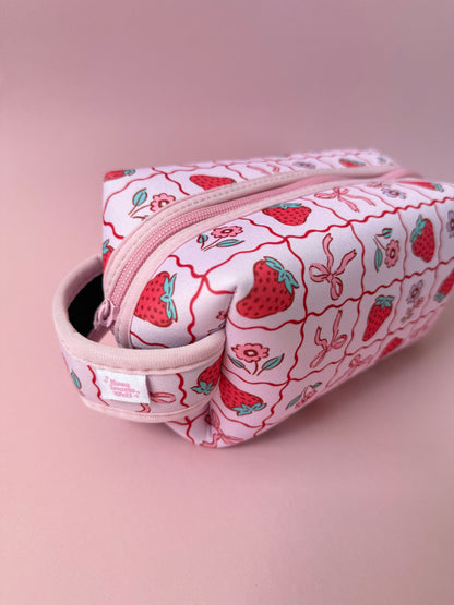 Kosmetiktasche mit Trageschlaufe Erdbeere x OCEAN BERRY