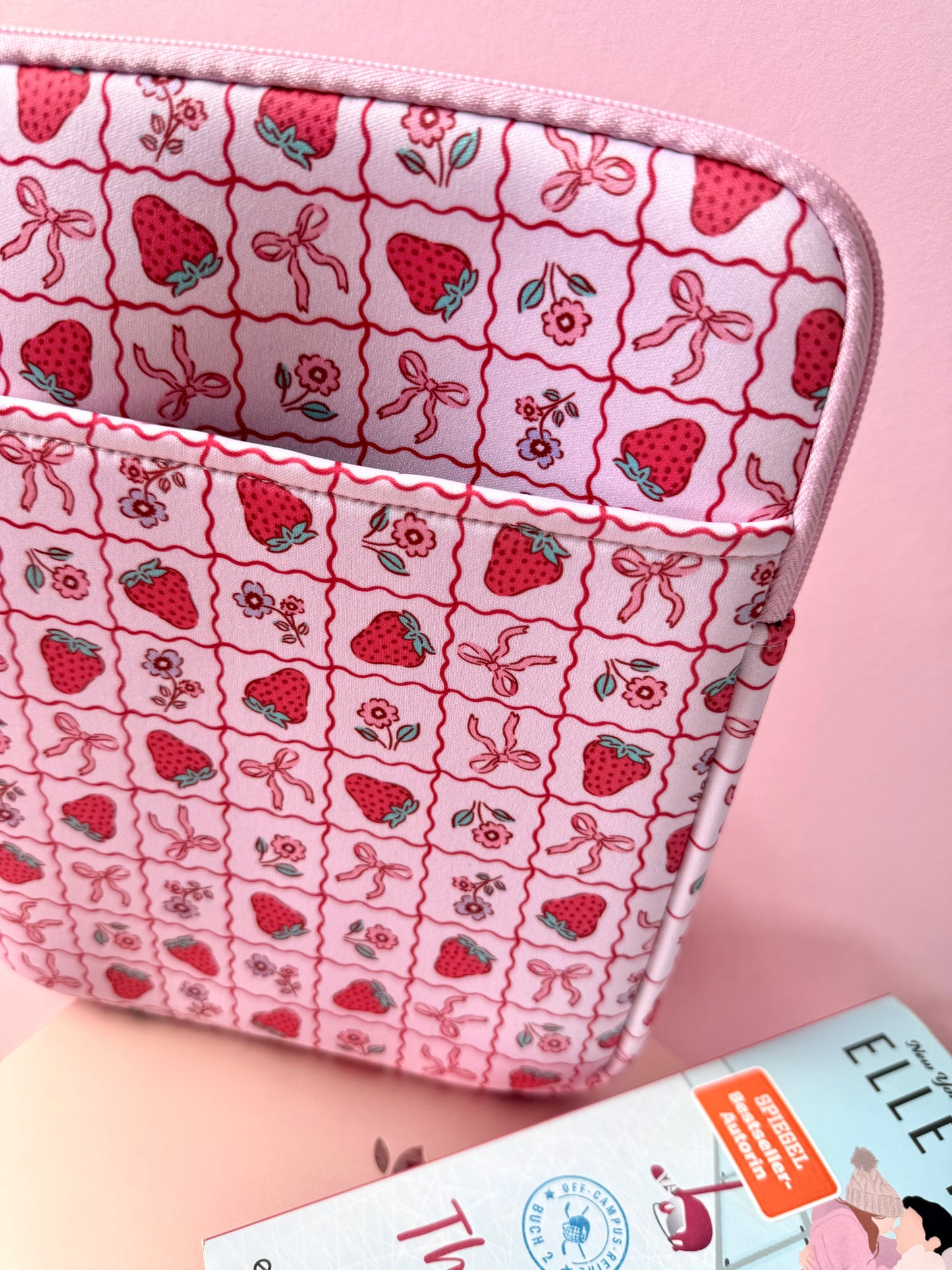 Tablet- & Büchertasche Erdbeere x OCEAN BERRY