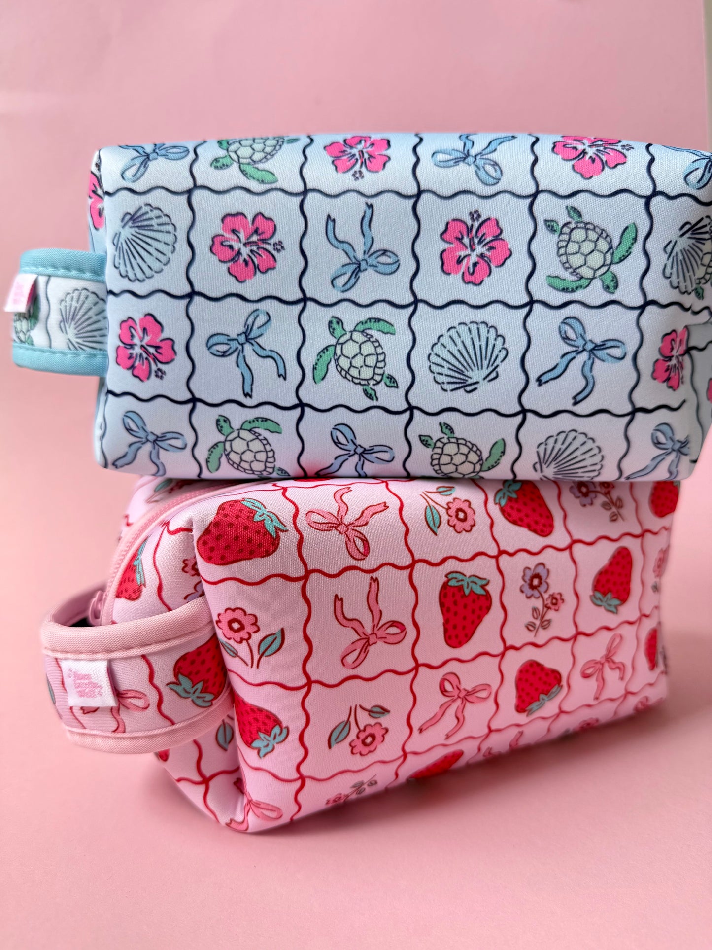 Kosmetiktasche mit Trageschlaufe Erdbeere x OCEAN BERRY