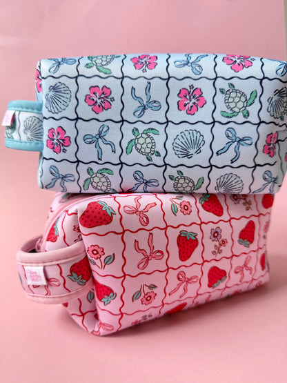 Kosmetiktasche mit Trageschlaufe Erdbeere x OCEAN BERRY