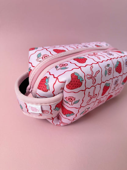 Kosmetiktasche mit Trageschlaufe Erdbeere x OCEAN BERRY